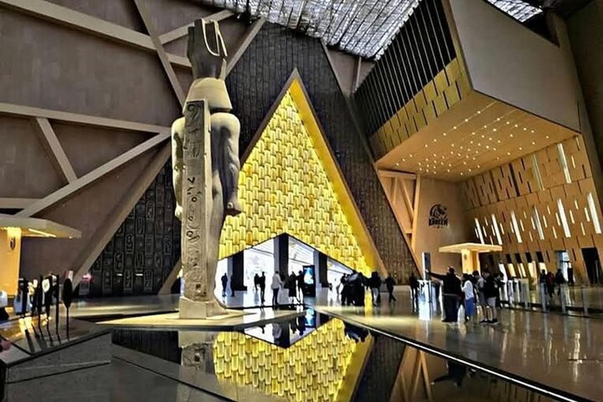Un gran edificio con una estatua en el medio.