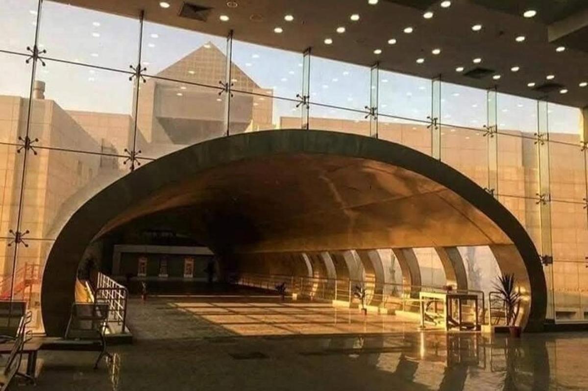 Un túnel en un edificio con una gran ventana.