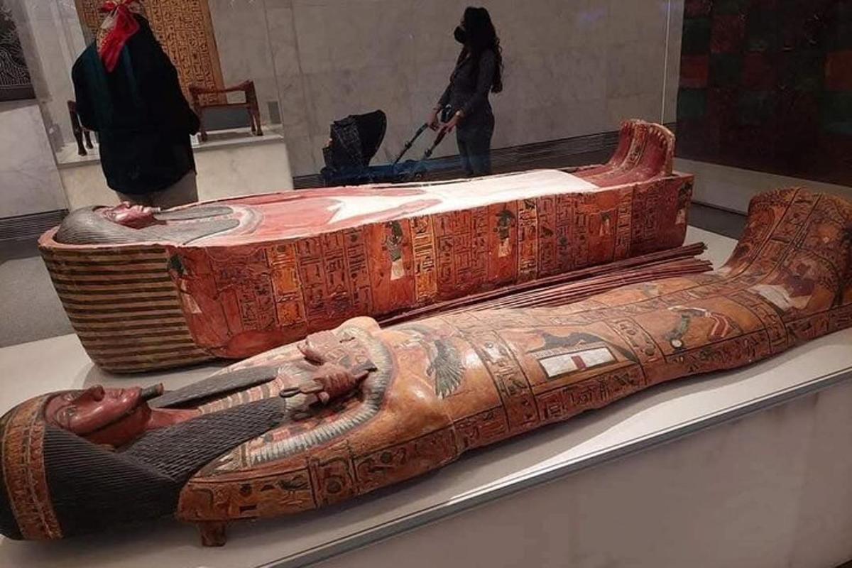 Una estatua de un elefante y un barco en exhibición