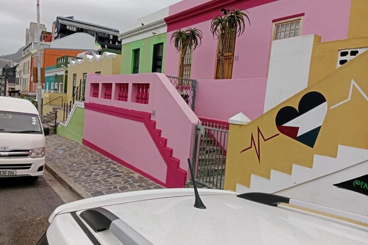 un cotxe blanc aparcat davant d'un edifici de colors