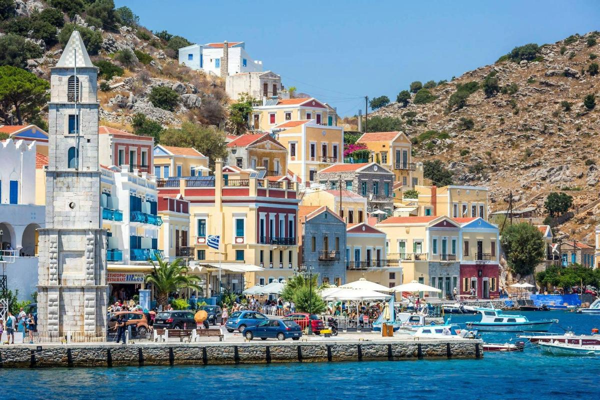 ένα συγκρότημα κτιρίων σε έναν λόφο δίπλα στο νερό