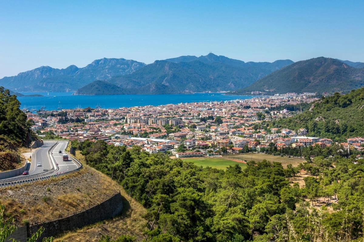 una vista aerea di una città e di una strada