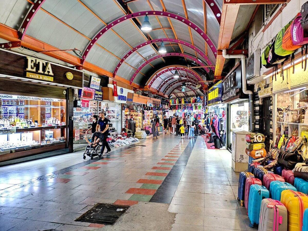 um mercado com pessoas caminhando no meio de um prédio