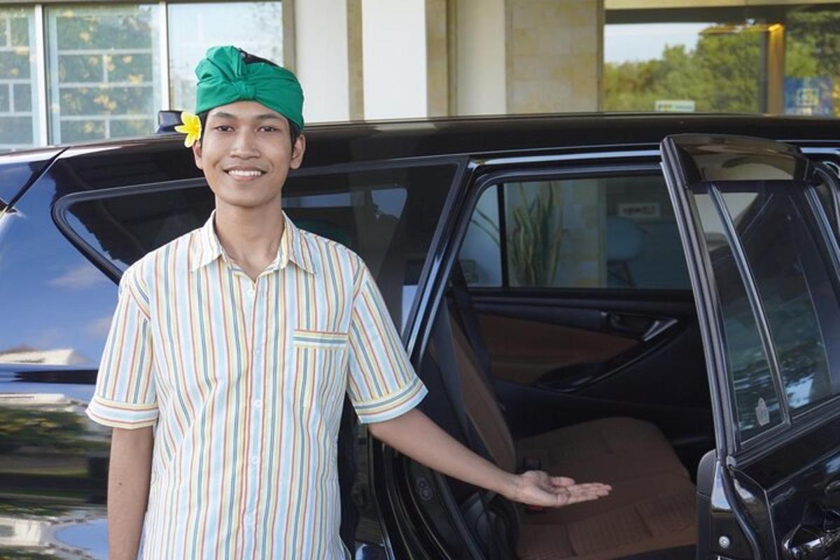 un giovane che indossa una bandana verde in piedi accanto a un'auto