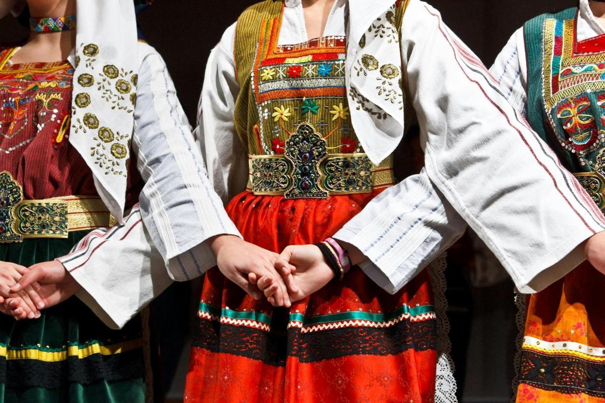 skupina treh ljudi v narodnih nošah
