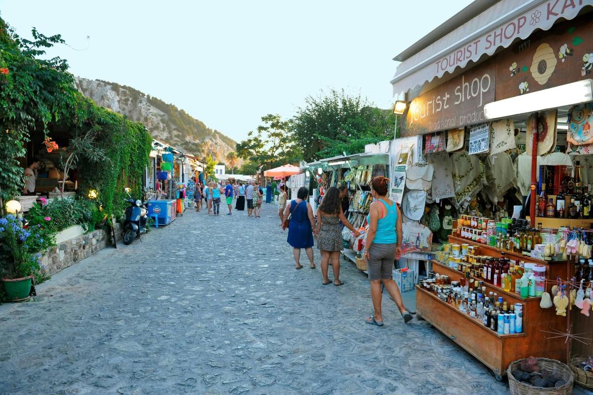 skupina ljudi, ki hodijo po ulici na tržnici