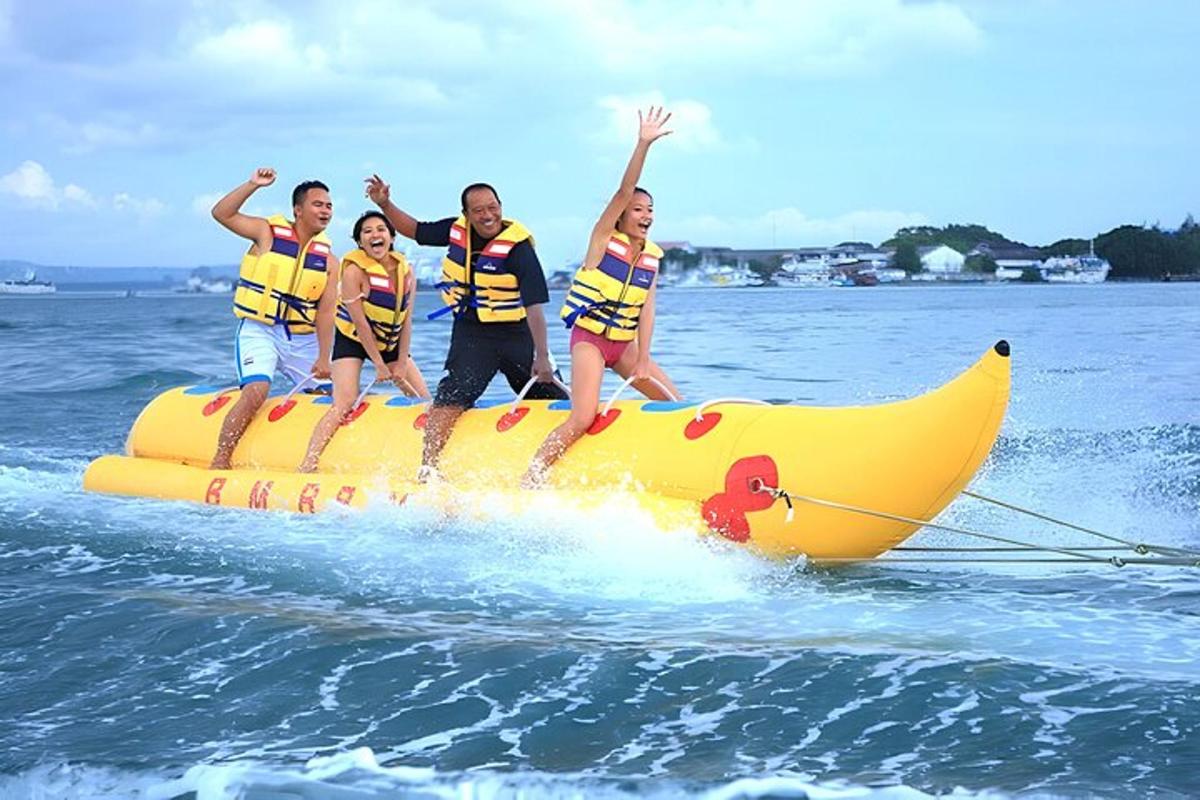 skupina ljudi na bananinem čolnu v vodi