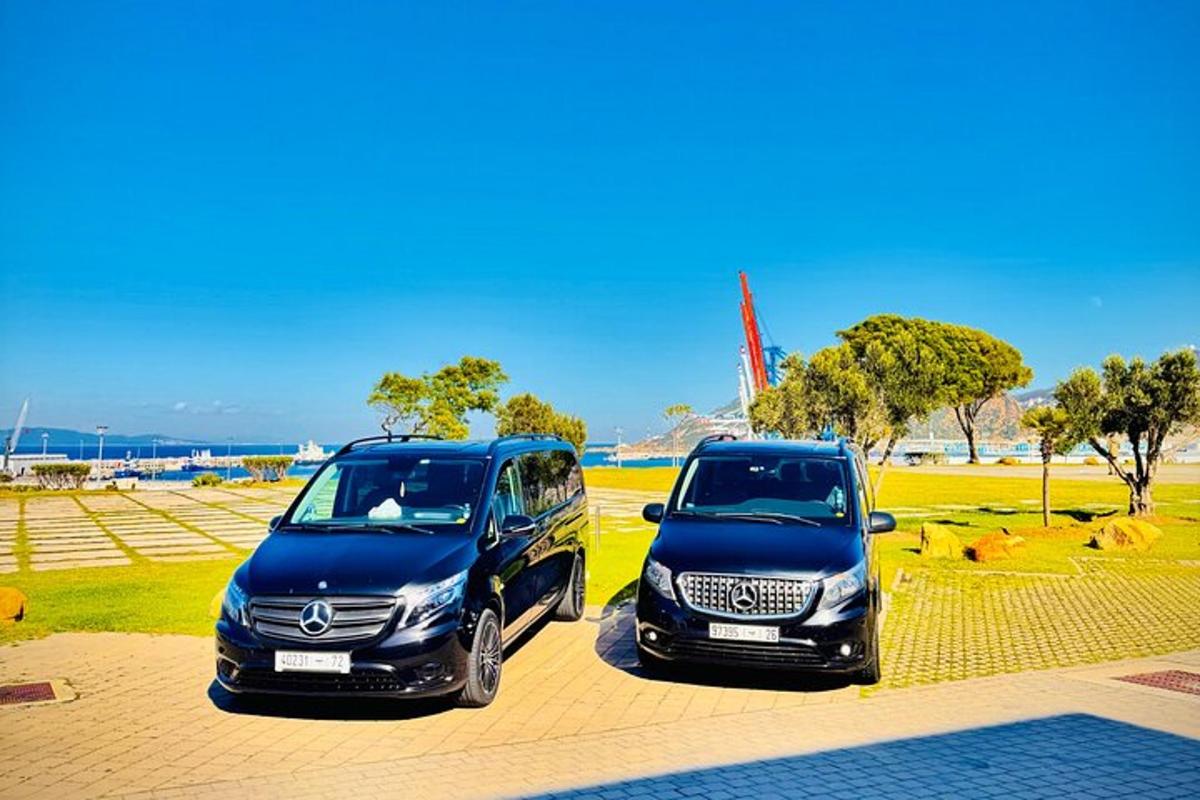 due auto parcheggiate una accanto all'altra in un parcheggio
