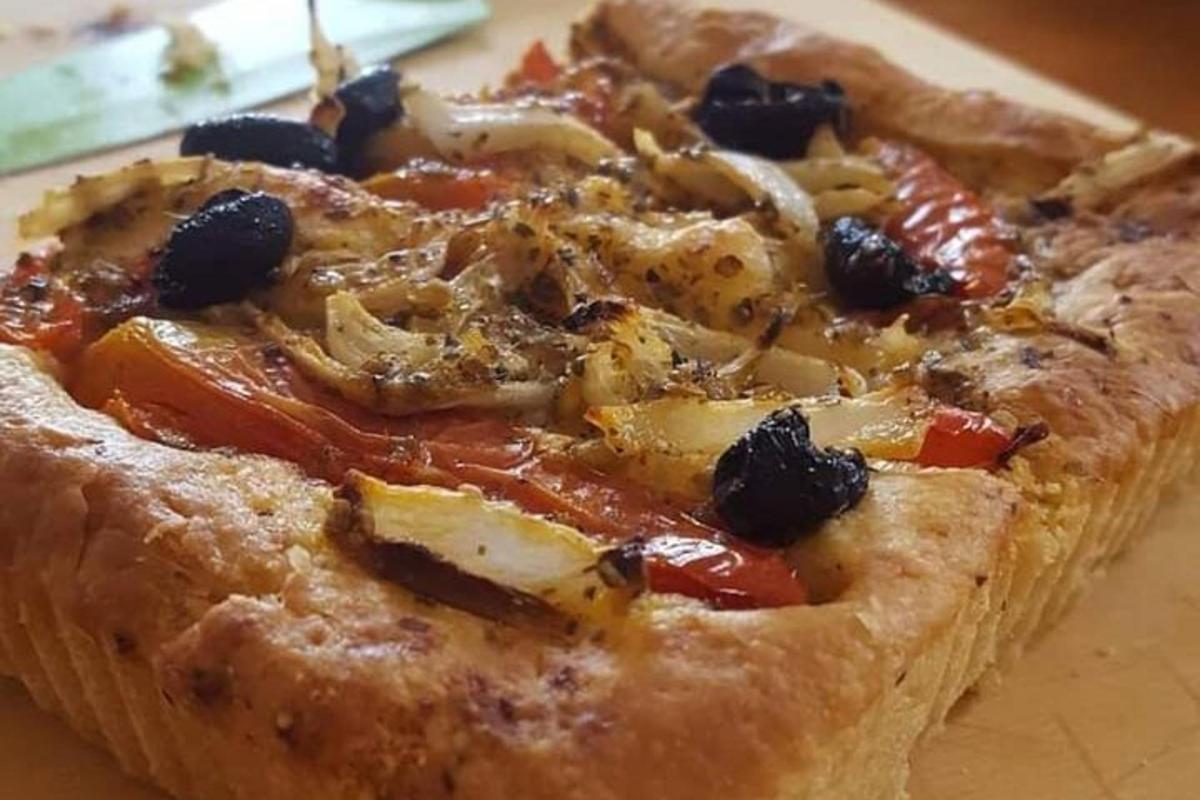 pizza olajbogyóval és paprikával az asztalon