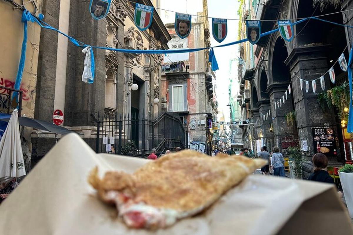egy darab pizza egy papírlapon