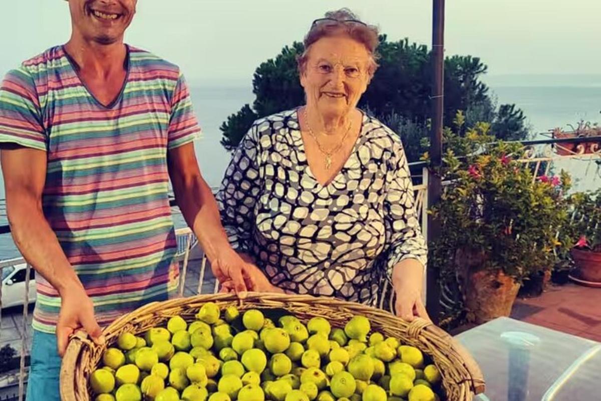 mees ja naine hoiavad sidrunikorvi