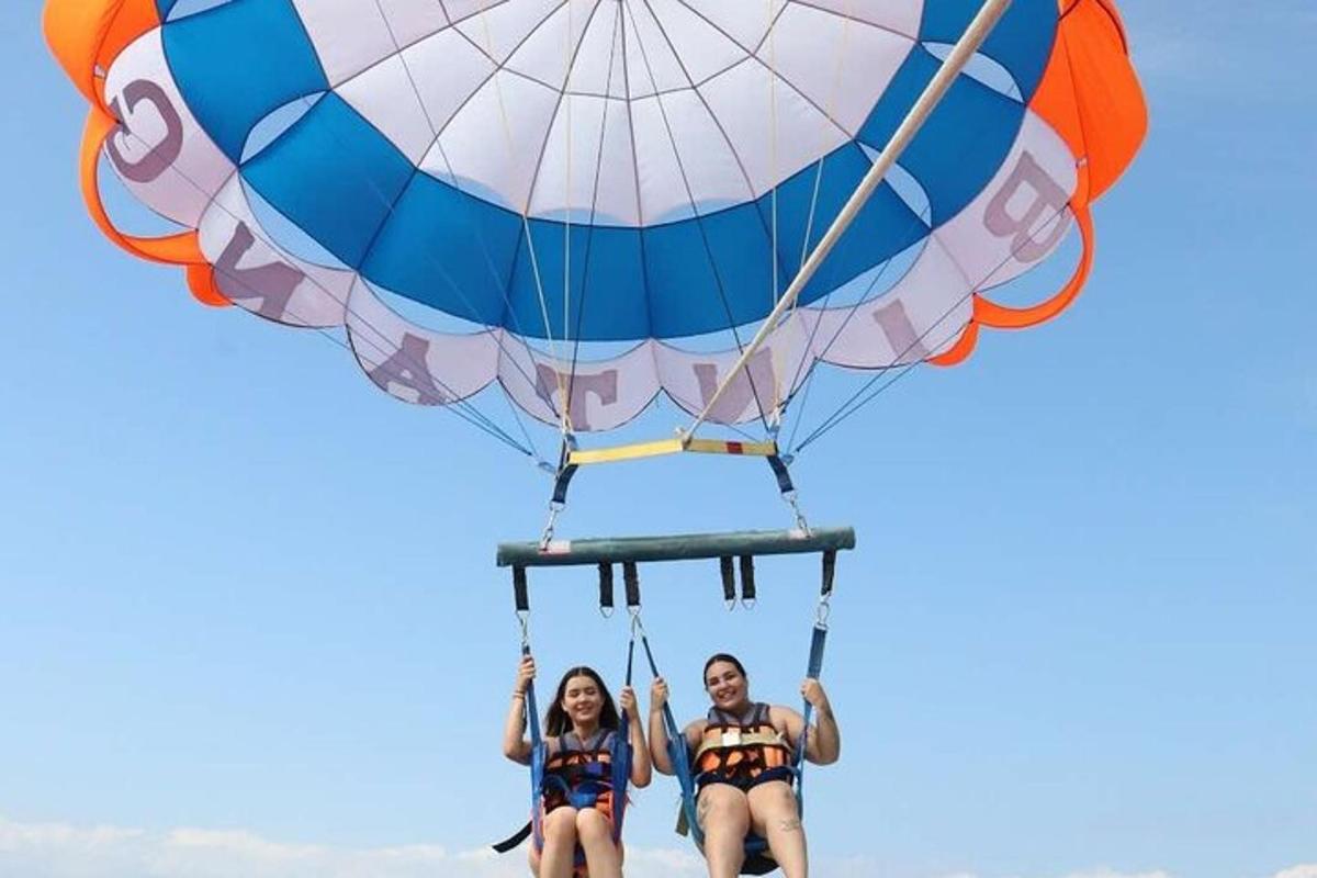 due ragazze stanno viaggiando su una mongolfiera