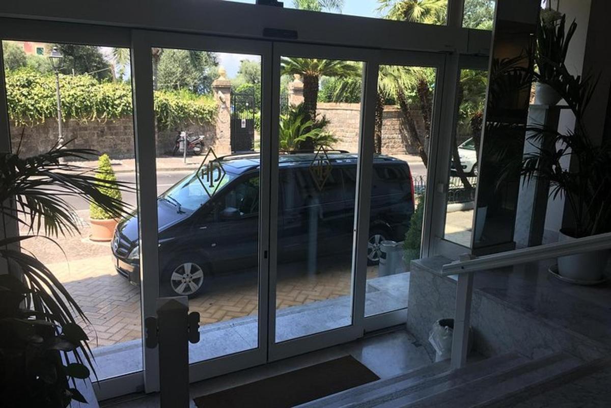 ένα αυτοκίνητο είναι παρκαρισμένο έξω από μια γυάλινη πόρτα