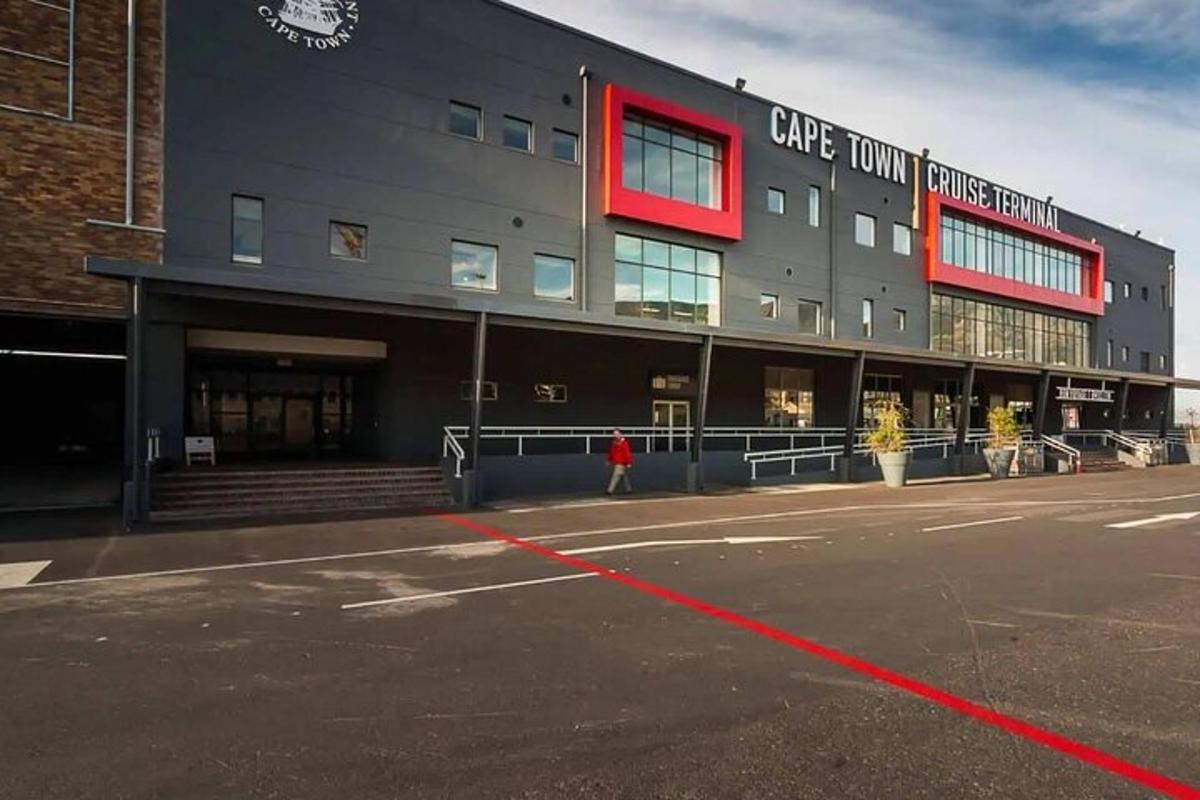 um estacionamento vazio em frente a um prédio