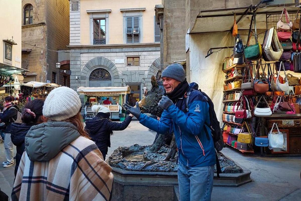 egy férfi egy szobor mellett áll az utcán