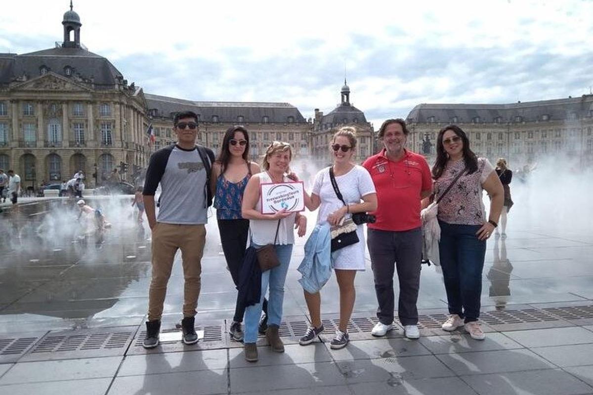 un gruppo di persone in piedi davanti a una fontana