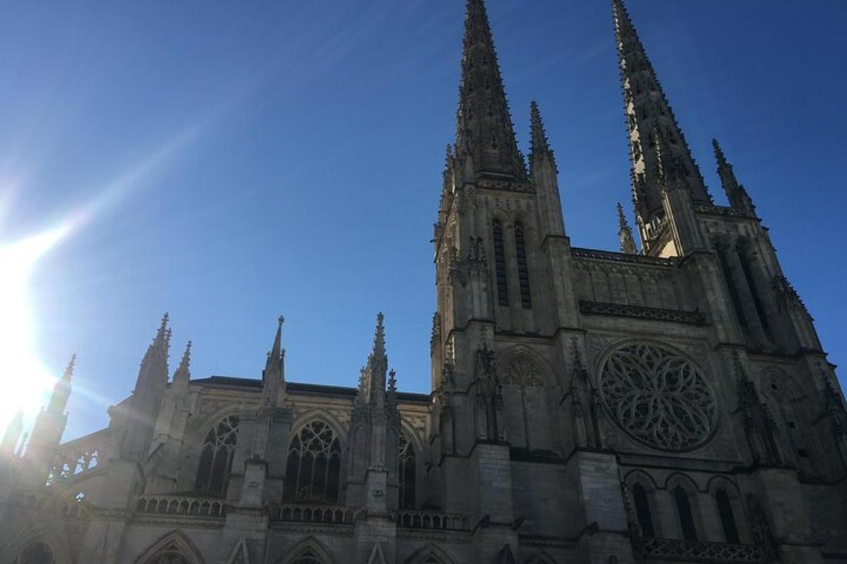 una cattedrale con torrette e guglie in cima