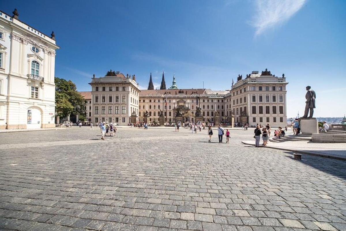 skupina ljudi, ki se sprehajajo po mestnem trgu