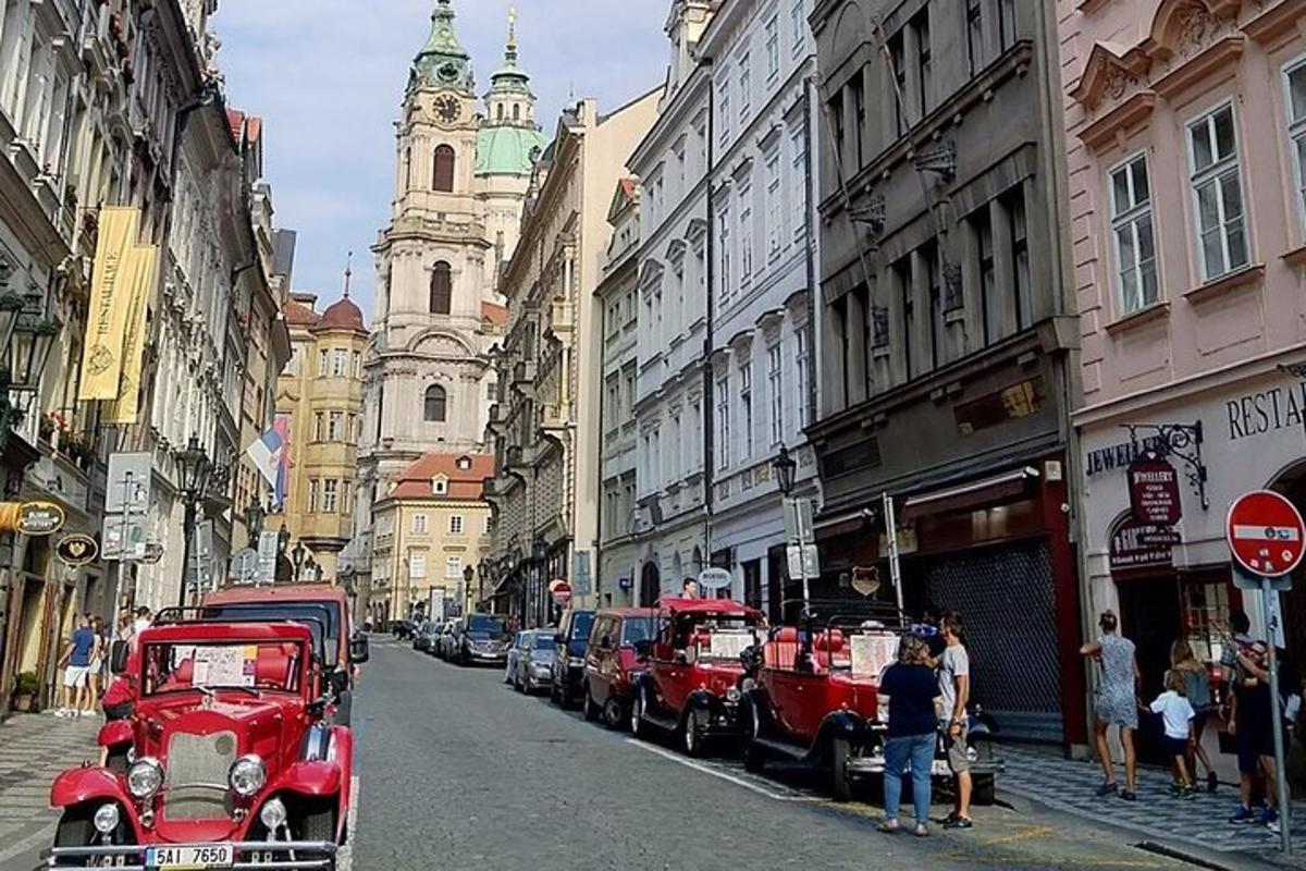 skupina rdečih tovornjakov, parkiranih na mestni ulici