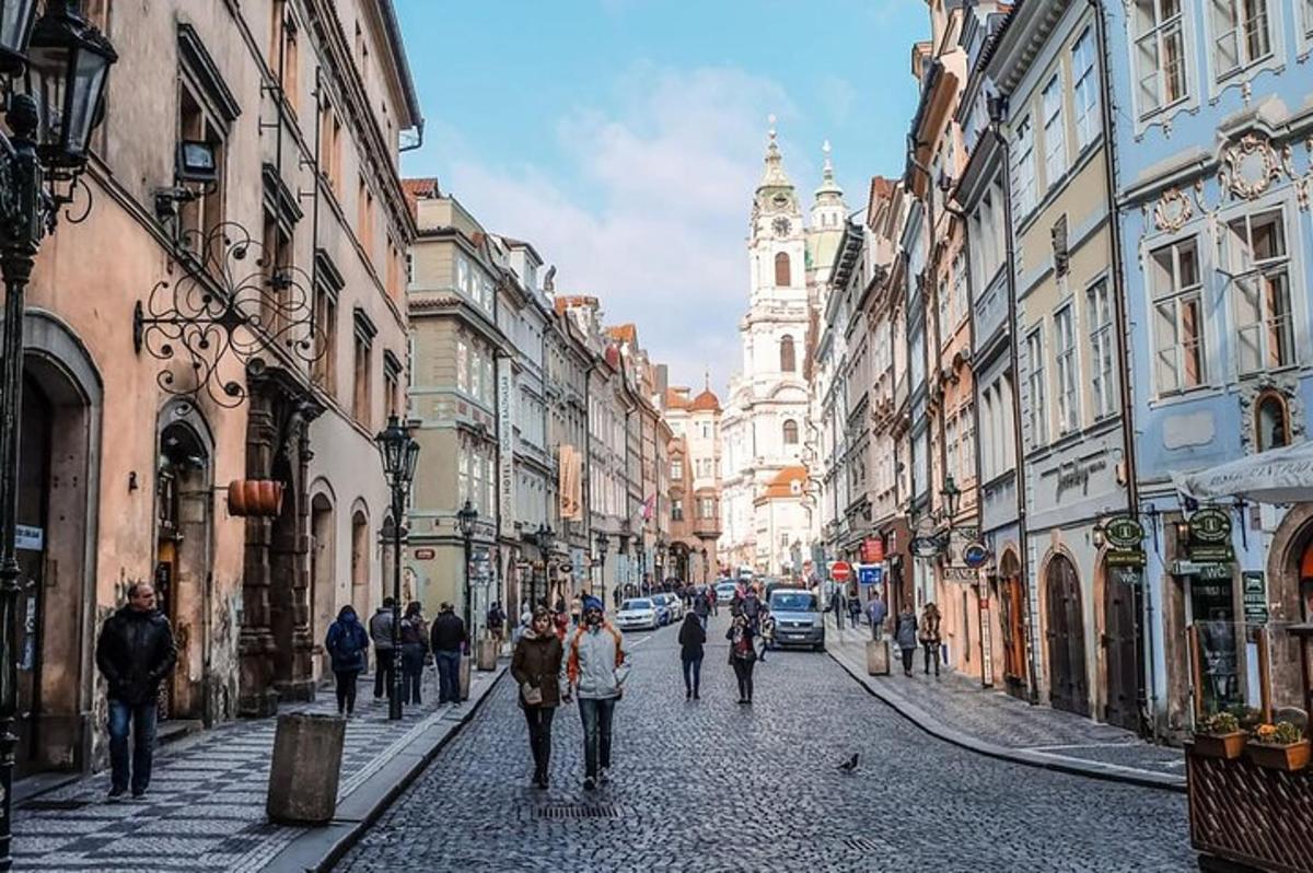 um grupo de pessoas caminhando por uma rua com prédios
