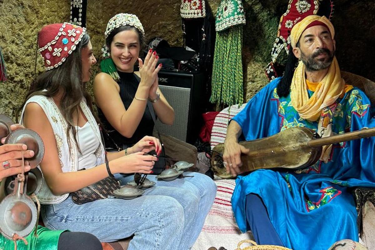 egy csoport ember ül egy gitározó férfi mellett