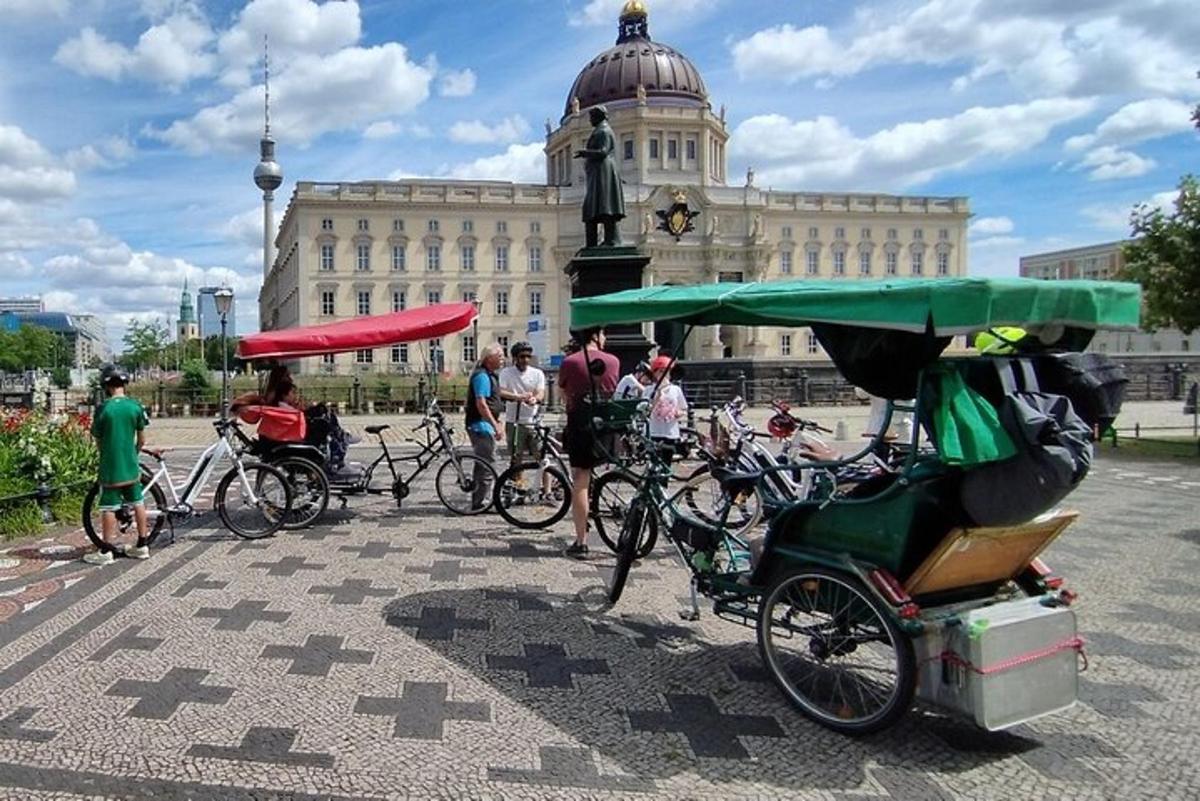 skupina koles parkiranih pred stavbo