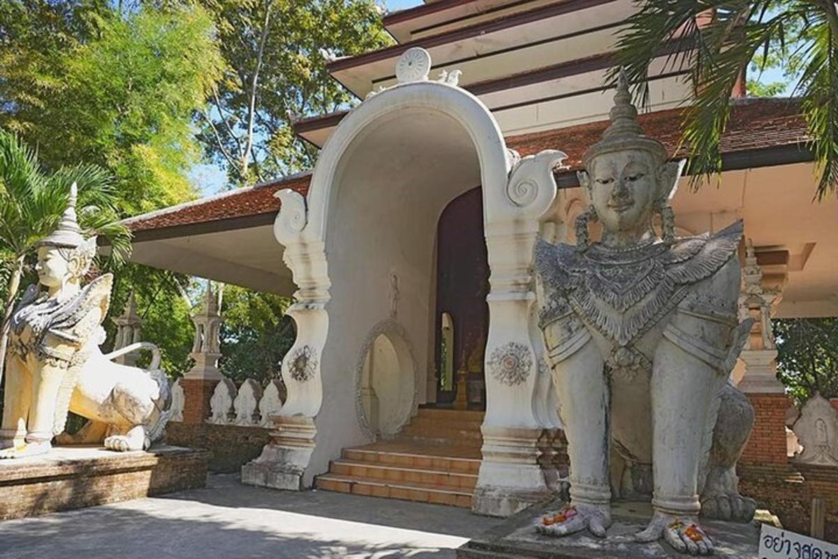 una statua davanti a una casa