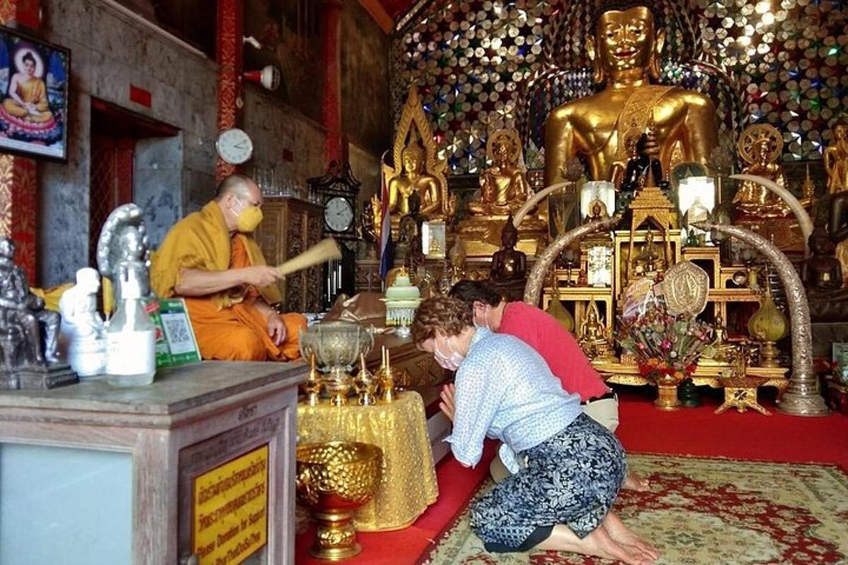 een man en een vrouw in een tempel met een gouden standbeeld