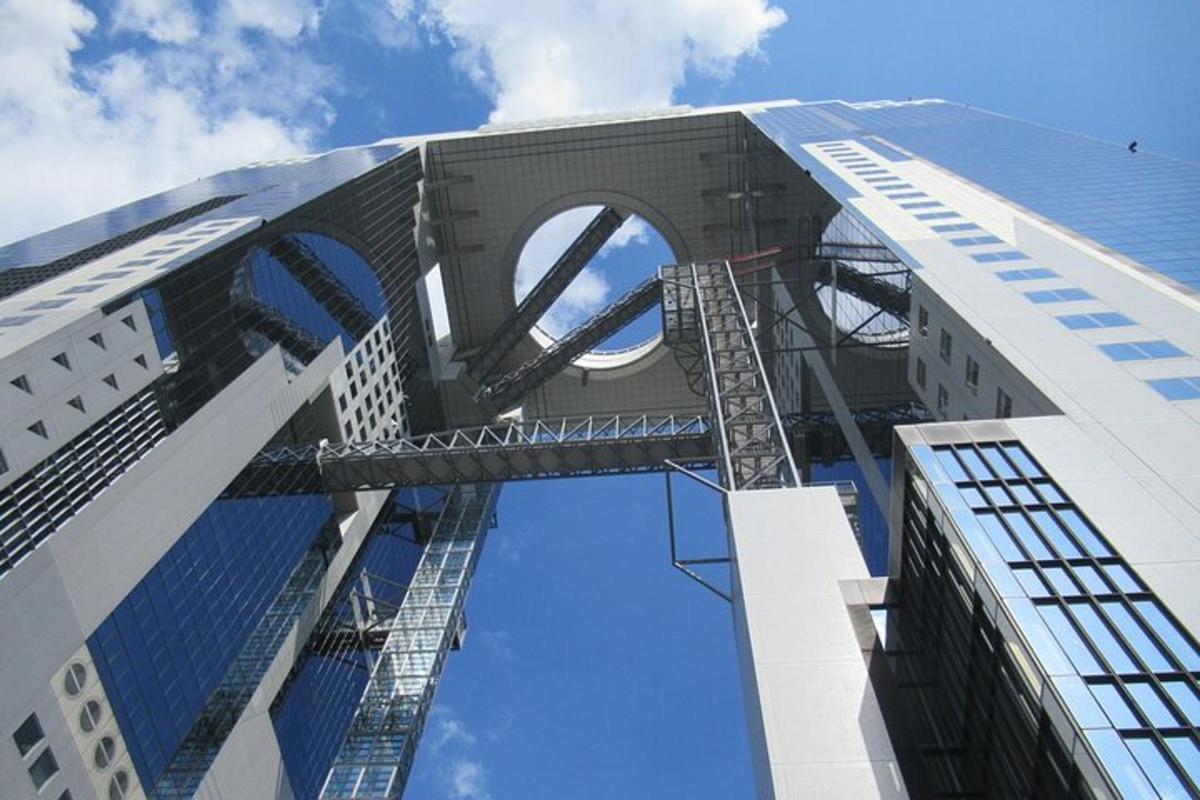 una vista di un edificio alto con una gru