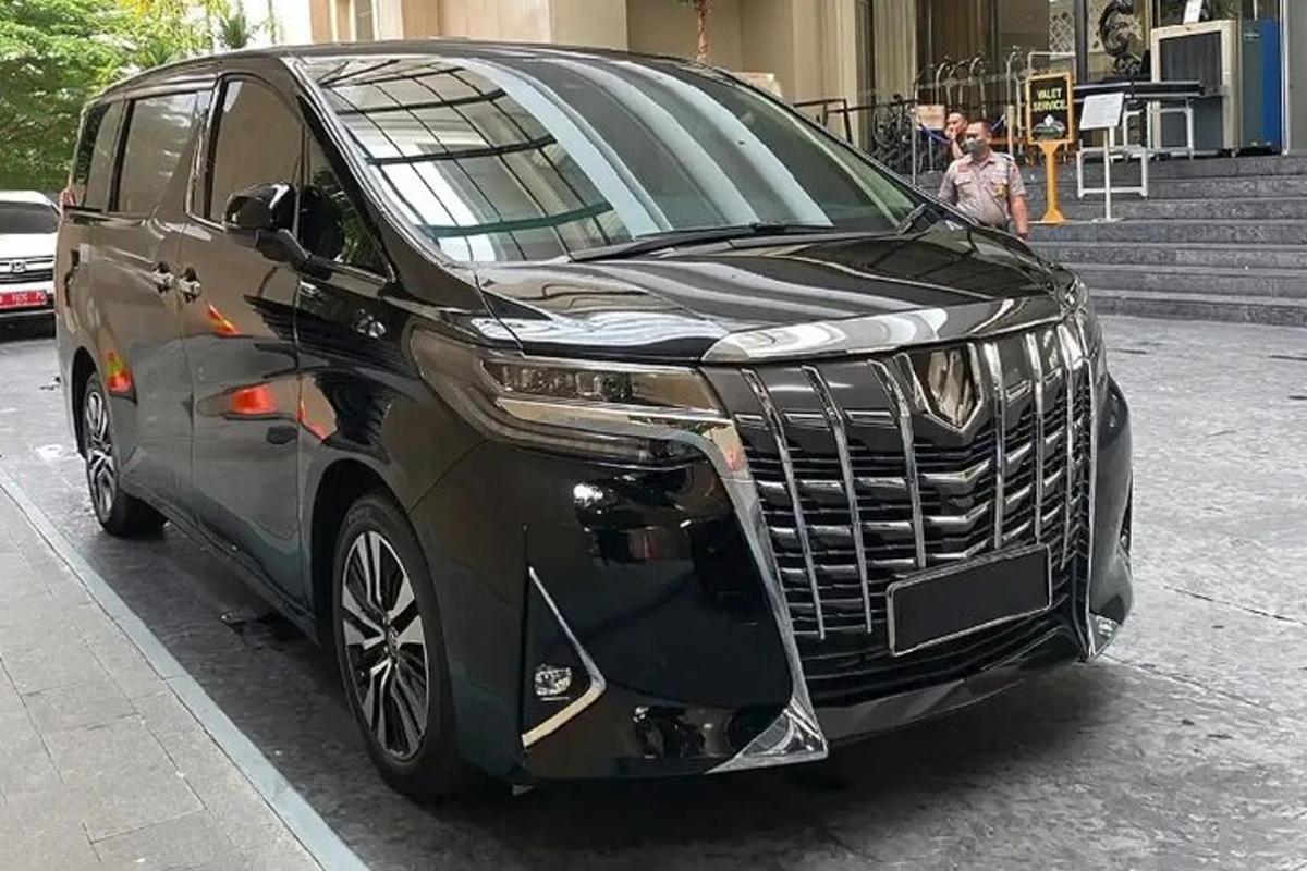 černé auto zaparkované na kraji ulice