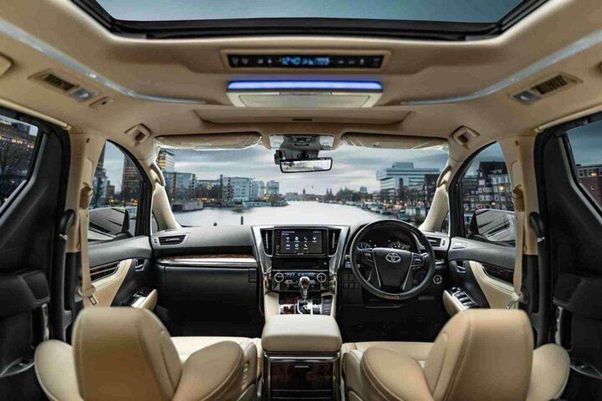 pohled na kokpit automobilu