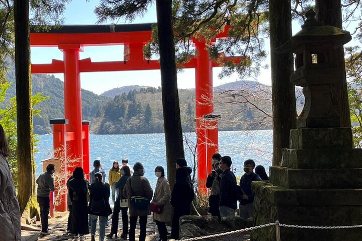 grupp inimesi seisab punase torii värava ees