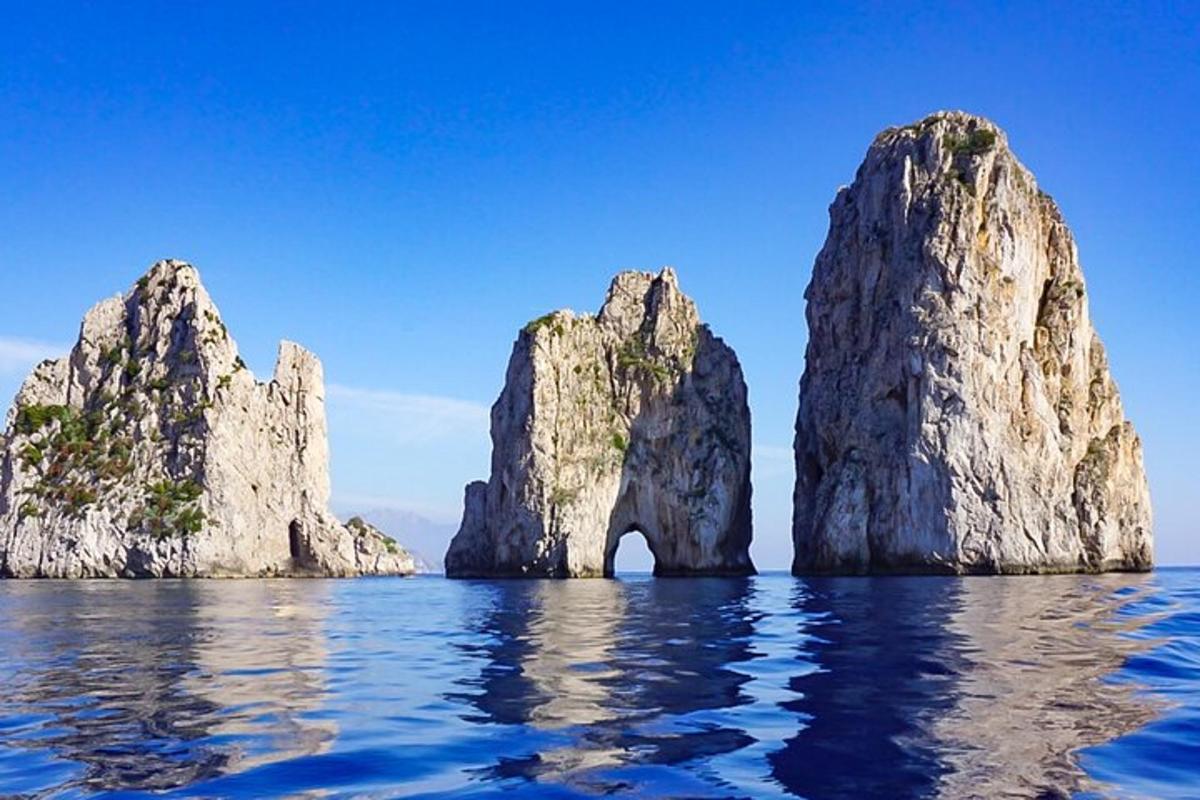 un grup de grans roques a l'aigua