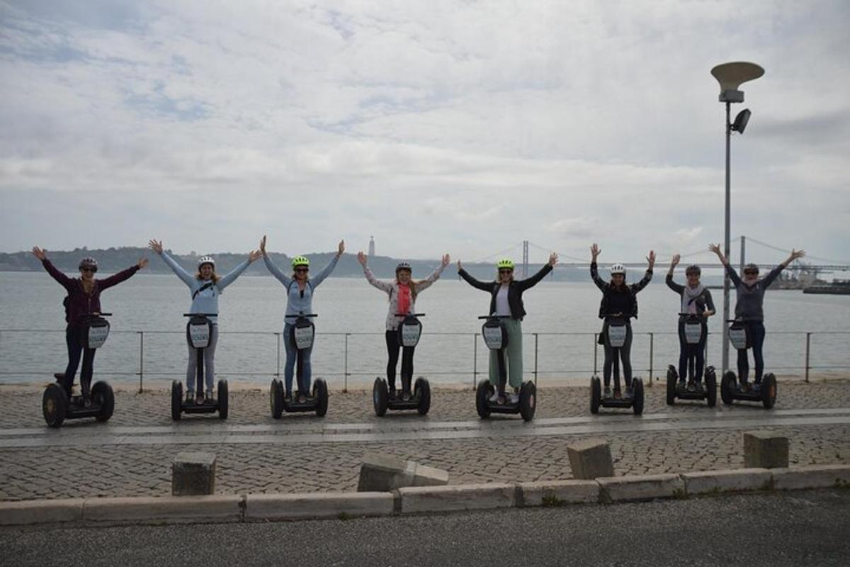 Un grupo de personas viajando en segways junto al agua.
