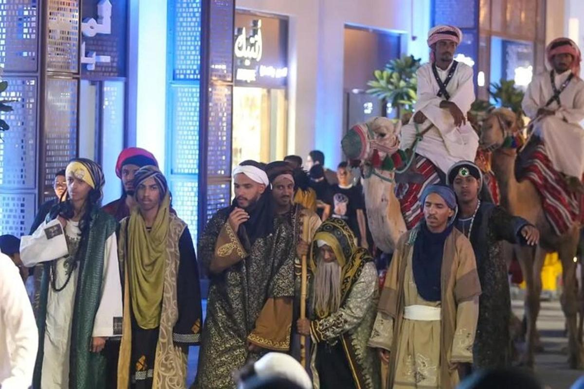 μια ομάδα ανθρώπων που ποζάρουν για μια φωτογραφία