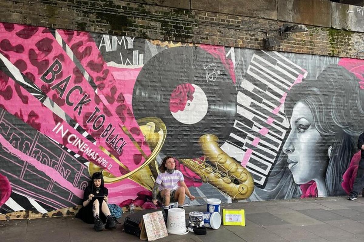due bambini seduti davanti a un muro con un murale