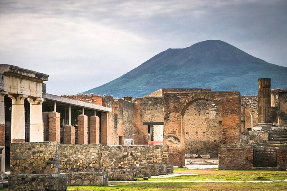 un antico edificio con una montagna sullo sfondo