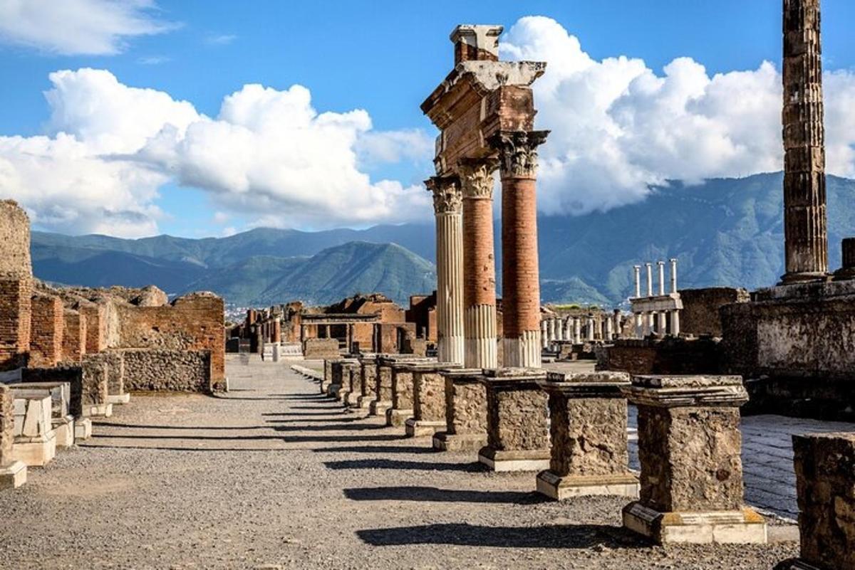 una fila di colonne e pilastri tra le rovine di un edificio