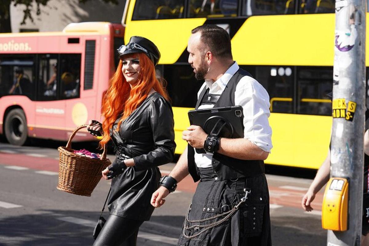 un homme et une femme debout dans une rue
