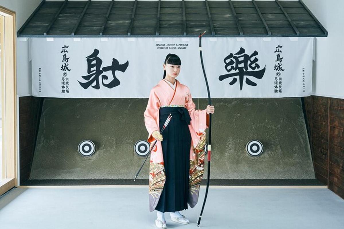 una donna in kimono in piedi davanti a un palco
