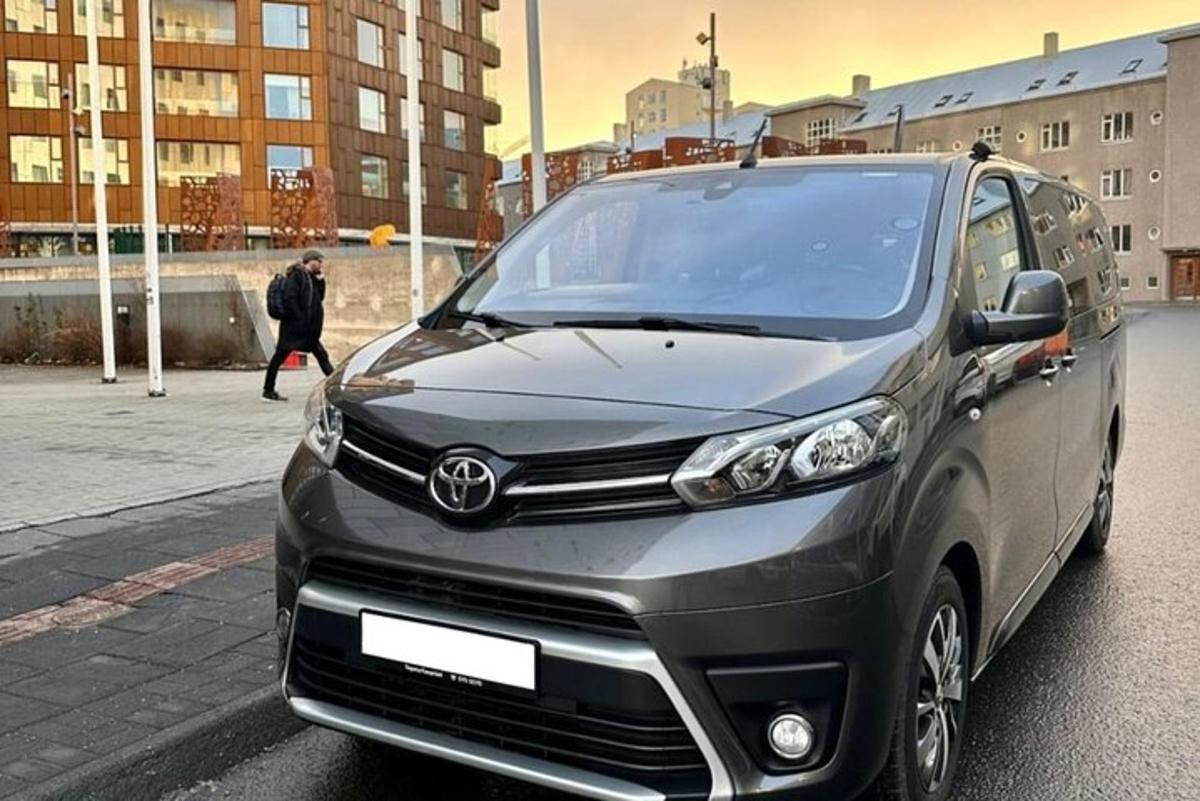 černé auto zaparkované na městské ulici