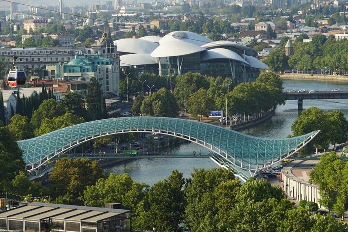 sininen silta joen yli kaupungissa