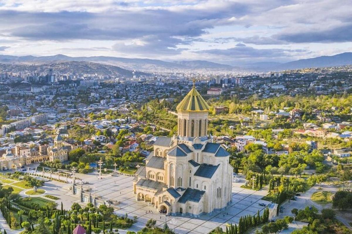 Αεροφωτογραφία ενός κτιρίου με φόντο μια πόλη
