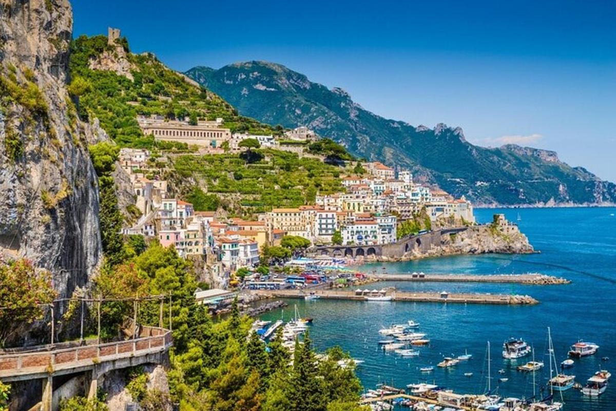 una vista di una città su una collina con barche in acqua