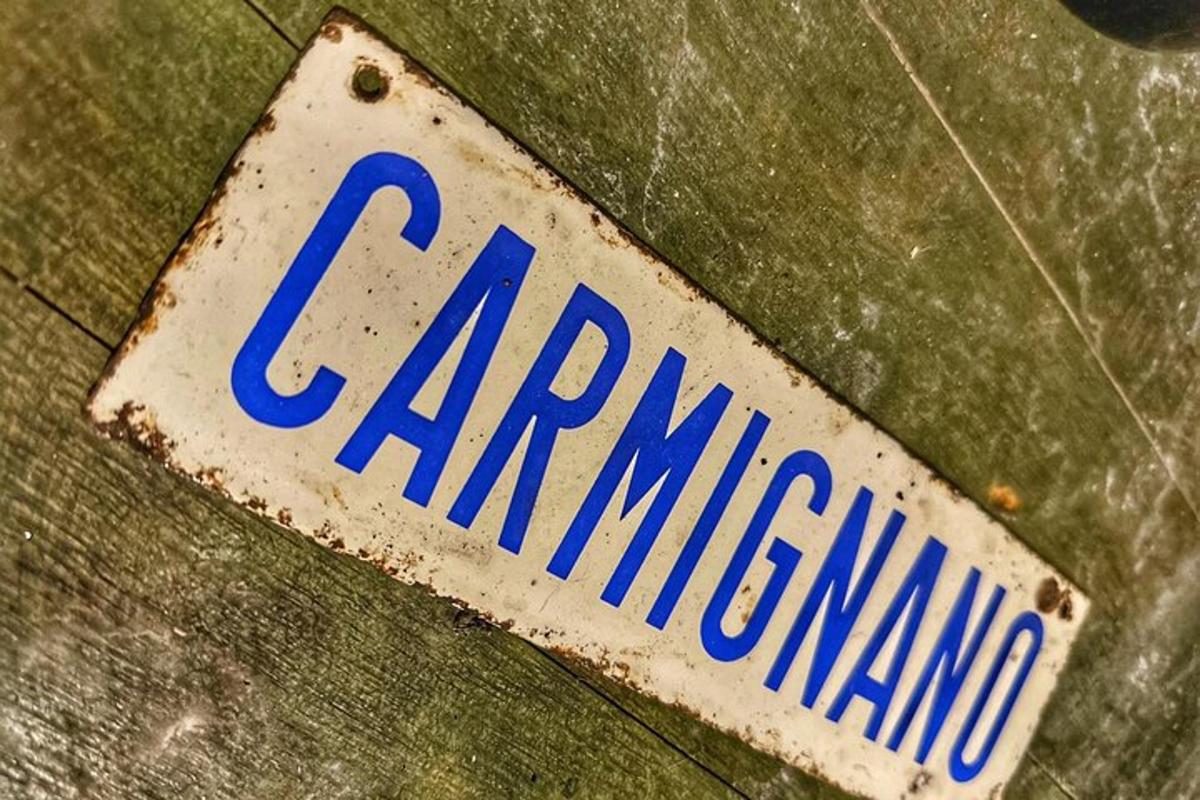 en bilskiltplate på toppen av et trebord