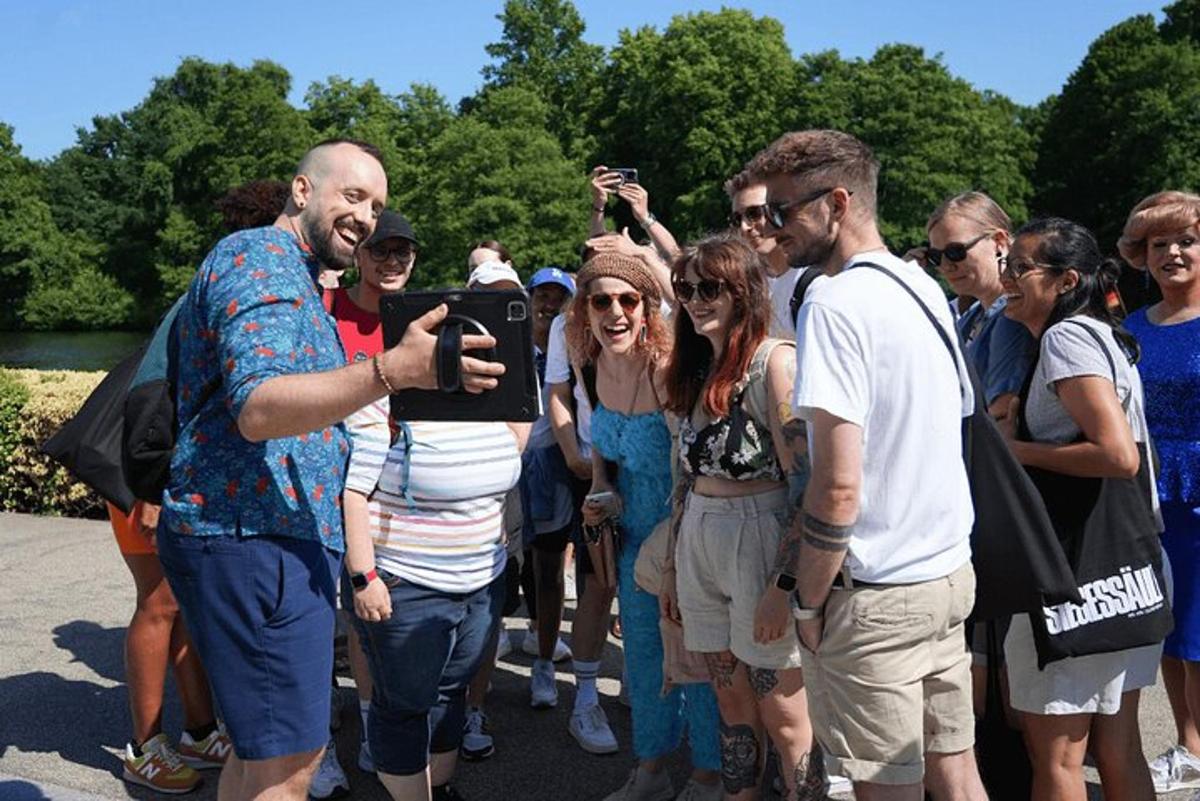 en mann som tar et bilde av en gruppe mennesker