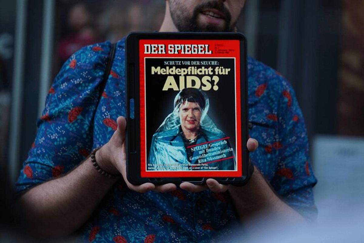 en mann som holder en bok med en film på