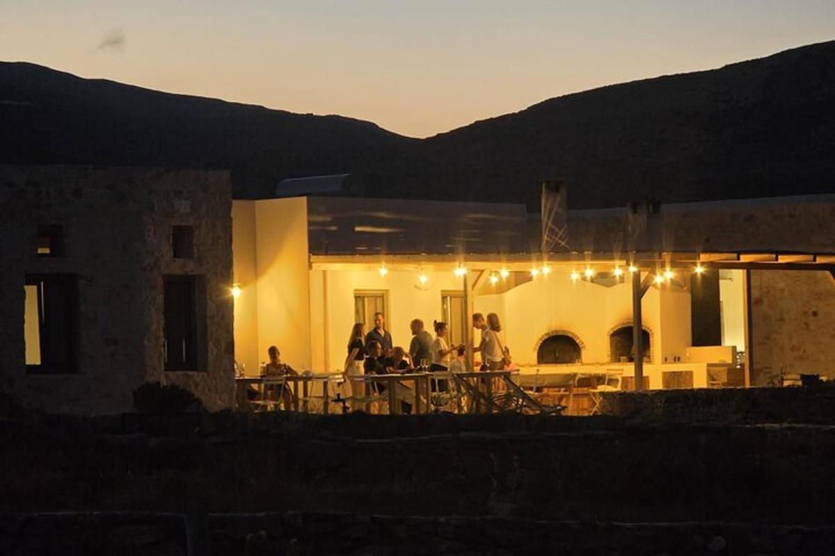 μια ομάδα ανθρώπων που στέκονται έξω από ένα κτίριο