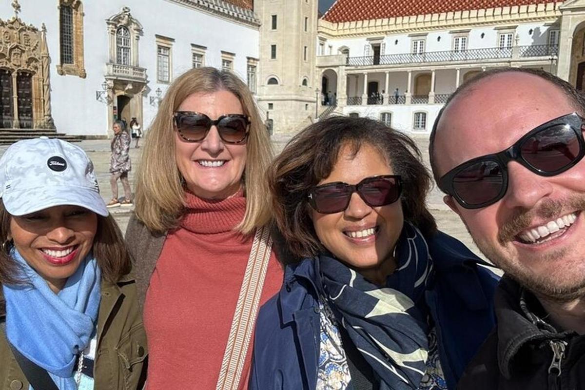 un gruppo di persone che posano per una foto
