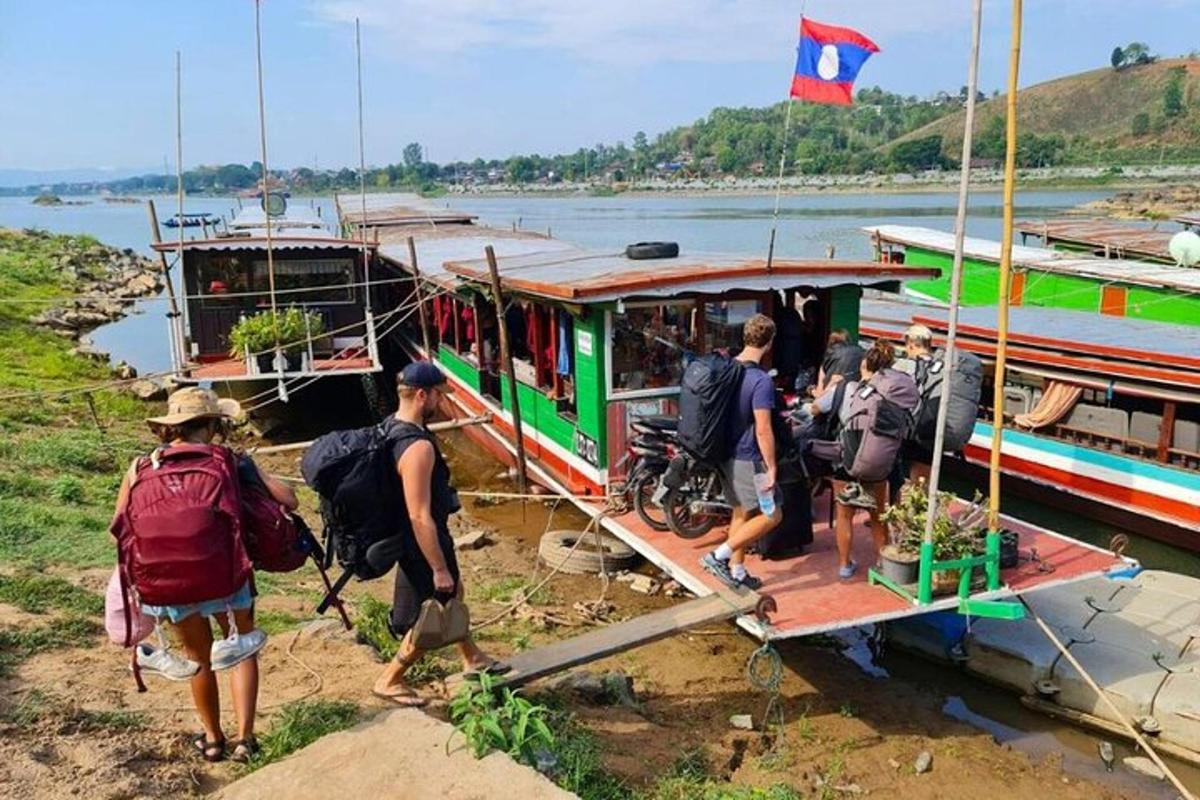 un grupo de personas subiendo a un barco